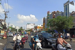 Kẻ trộm xe máy ở Bình Thạnh rút dao chống trả khi bị truy bắt