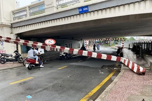 Xe tải va thanh chắn gầm cầu Bông, đường Trường Sa ùn tắc