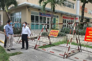 Cử tri chung cư Sunview Town nghiêm túc bỏ phiếu bầu cử