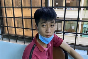 Thanh niên chuyên đặt camera ở phòng khách sạn để tống tiền