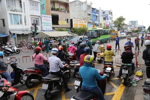 Mướt mồ hôi hỗ trợ người dân ra vào Gò Vấp