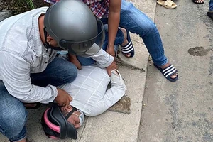 2 thanh niên giật điện thoại bị ngã khi tẩu thoát