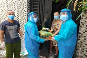 Bình Thạnh trao gần 1.000 suất quà cho các hộ dân bị phong toả