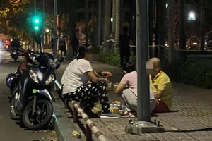 5 người nhậu trên vỉa hè công viên Gia Định bị phạt 39 triệu đồng