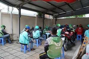 Quận Bình Thạnh lập biên bản 16 tài xế công nghệ tụ tập nói chuyện