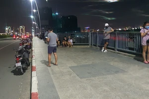Nhiều thanh niên tụ tập trên cầu Thủ Thiêm bất chấp dịch bệnh
