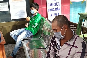 Thành viên chốt phong toả COVID-19 ở quận 8 chặn bắt 2 kẻ cướp giật