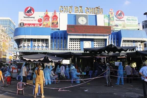 Lấy mẫu xét nghiệm toàn bộ tiểu thương chợ Bà Chiểu