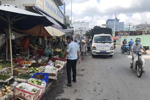 Thực hiện Chỉ thị 10: Nỗ lực tạm ngừng chợ tự phát ở quận Bình Thạnh