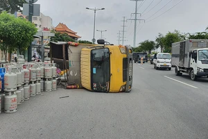Xe tải chở gas lật trên đường Phạm Văn Đồng