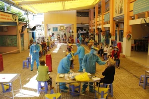 Bình Thạnh lấy mẫu tầm soát COVID trước với 7 phường nguy cơ cao