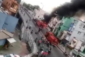 Cháy khu nhà dưới chân cầu Chánh Hưng ở quận 8