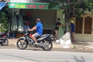 Tái diễn buôn bán 'chui' bất chấp lệnh cấm ở Bình Thạnh