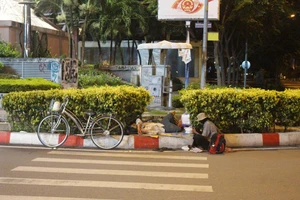 Chùm ảnh: TP.HCM đêm đầu tiên hạn chế người dân ra đường sau 18 giờ