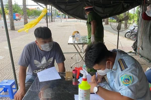 Trình phiếu đi chợ hết hạn khi qua chốt, thanh niên bị phạt 2 triệu đồng