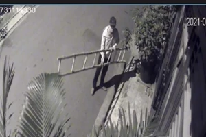 Camera ghi cảnh kẻ trộm bắc thang vào nhà dân lấy xe máy, laptop