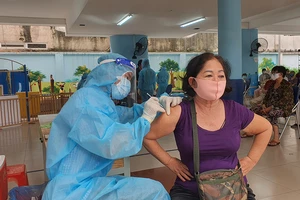 Quận Phú Nhuận hoàn thành cơ bản tiêm vaccine cho người trên 65 tuổi