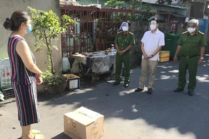 Quận Bình Thạnh thăm gia đình bảo vệ dân phố tử vong do mắc COVID-19 