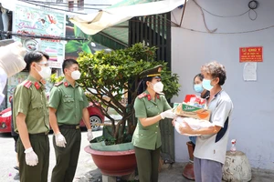 Công an Bình Thạnh tặng quà cho trẻ em mồ côi do COVID-19
