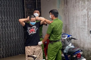 Công an chốt kiểm dịch bắt thanh niên nghi tàng trữ ma tuý