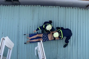 Người đàn ông nhảy từ lầu 4, may mắn rơi trúng mái tôn