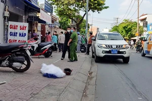  Người đàn ông đi ra từ cửa hàng, rồi té ngã, tử vong trên vỉa hè ở Bình Thạnh
