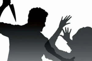 Bị chồng tấn công bằng dao vào cổ vì hỏi không trả lời