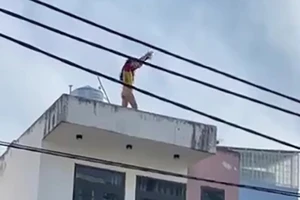 Cô gái không mặc quần la hét trên mái nhà, đòi nhảy lầu ở Bình Thạnh