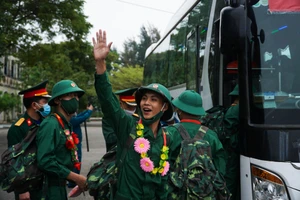 Hàng chục ngàn thanh niên cả nước hồ hởi lên đường nhập ngũ