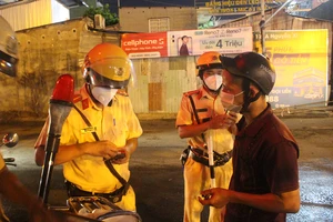 Tài xế ô tô vi phạm nồng độ cồn: 'Tôi chỉ uống có 2 lon bia'