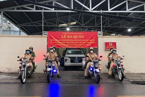 Công an quận Bình Thạnh xử lý nhiều người vi phạm giao thông trong ngày đầu ra quân 