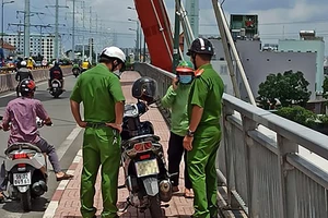 Ông Ba Chúc kịp cứu sống cô gái nhảy sông Sài Gòn tự tử 