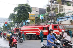 Cháy lớn công ty thạch cao ở Bình Thạnh, nhiều tài sản bị thiêu rụi 