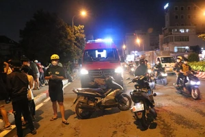 Đang đi cùng bạn gái, thanh niên đột ngột dừng xe nhảy cầu ở Bình Thạnh