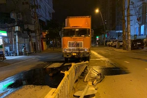 Bình Thạnh: Xe container cày nát dải phân cách trên đường