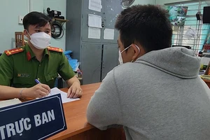 Cầm dao bấm dọa đâm bác sĩ BV Nhân dân Gia Định, TP.HCM