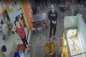 Trộm luôn xe đạp điện của chủ quán khi mua bánh canh