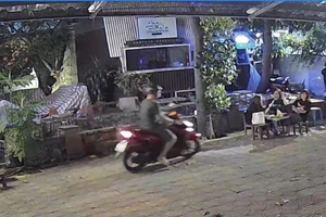 Bắt 1 thanh niên nghiện ma túy giật điện thoại trong quán cà phê 