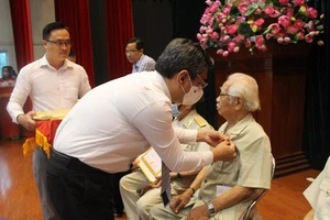 Quận Bình Thạnh trao huy hiệu cho 283 Đảng viên 30 đến 75 tuổi Đảng