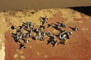 Đinh vít bủa vây, 'bẫy' người đi đường trên cầu Bình Lợi, TP.HCM