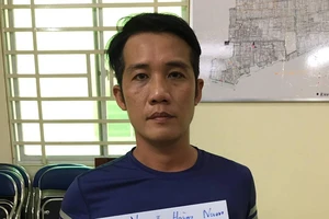 Mời đi xe ôm không được, giật điện thoại của cô gái