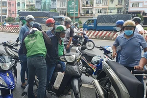 Video điều tra: Gã xe ôm trấn lột, đe dọa, giật tiền khách đi xe