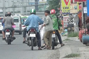 Video: Giáp mặt xe ôm chiếm đoạt tài sản, giật tiền trên tay khách ở bến xe Miền Tây