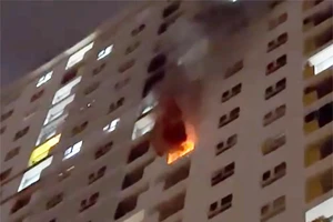  1 căn hộ ở chung cư Diamond Riverside, quận 8, TP.HCM cháy dữ dội 