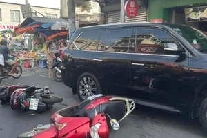 Xe ô tô 'lùa' 5 xe máy đang dừng mua nước mía, nhiều người bị thương