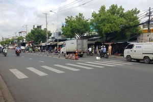 Xe tải tông 1 phụ nữ đi bộ tử vong và làm ngã 1 người đi xe máy 