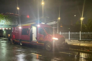 1 người tưới xăng châm lửa tự đốt mình rồi nhảy xuống kênh mất tích