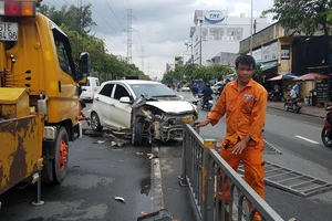 Ô tô cày nát nhiều mét dải phân cách trên đường ở TP.HCM