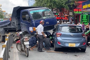 Xe ben cày dải phân cách, tông bẹp đầu 1 ô tô ở quận 8