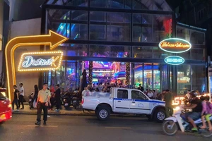 Quán bar vẫn rầm rộ đón khách dù đã bị đình chỉ hoạt động